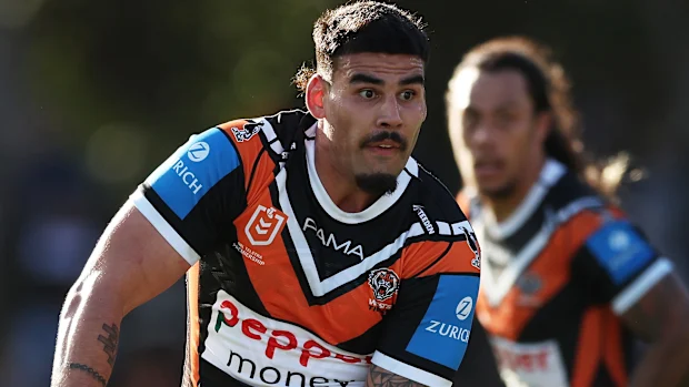 SYDNEY, AUSTRÁLIA - 20 DE JULHO: Terrell May dos Tigers corre com a bola durante a partida da 20ª rodada da NRL entre Wests Tigers e Gold Coast Titans no Leichhardt Oval, em 20 de julho de 2025, em Sydney, Austrália. (Foto de Matt King/Getty Images)