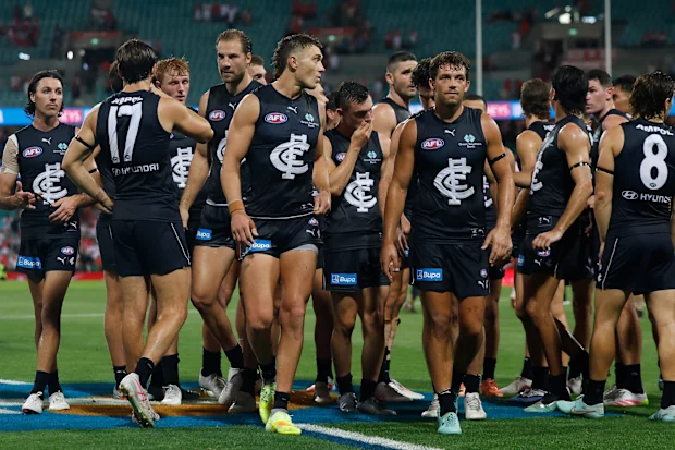 Patrick Cripps conduz Carlton para fora do campo.