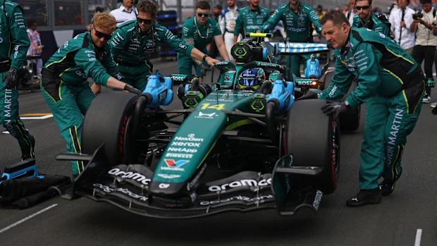 MELBOURNE, AUSTRÁLIA - 08 DE MARÇO: Fernando Alonso da Espanha dirigindo o (14) Aston Martin F1 Team AMR26 Honda chega ao grid durante o Grande Prêmio de F1 da Austrália no Albert Park Grand Prix Circuit em 08 de março de 2026 em Melbourne, Austrália. (Foto de Alastair Staley/LAT Images)