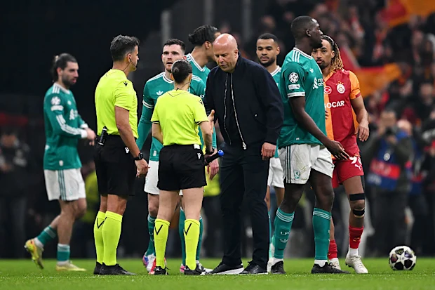 Arne Slot reage ao árbitro Jesus Gil Manzano.