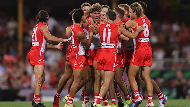 Charlie Curnow comemora seu primeiro gol pelos Swans.