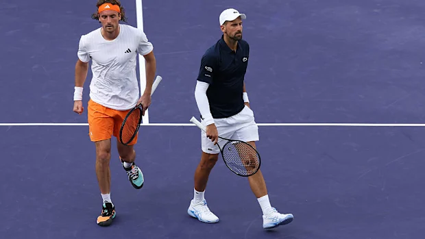 Novak Djokovic da Sérvia (R) e Stefanos Tsitsipas entre pontos contra Arthur Rinderknech e Valentin Vacherot.