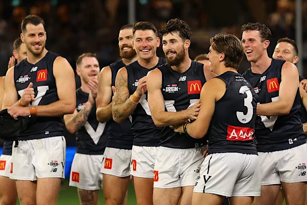 Os companheiros parabenizam Lachie Ash após ser anunciado o melhor em campo para Victoria.