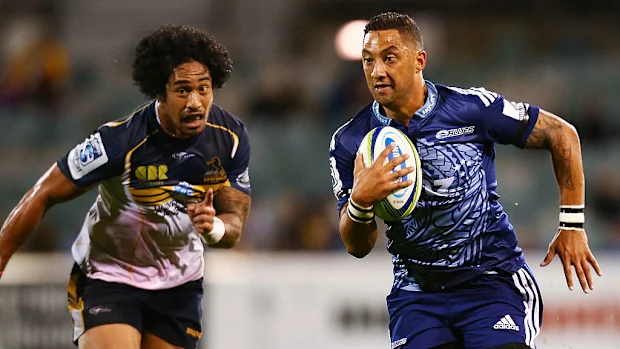 Benji Marshall, do Blues, corre a bola no Estádio Canberra.