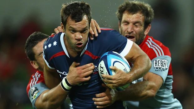 Luke Rooney dos Rebeldes é abordado no AAMI Park.