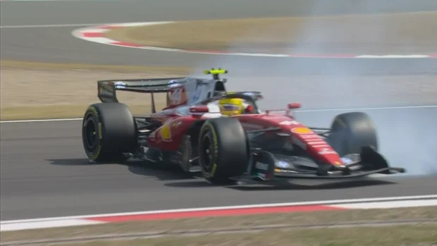 Lewis Hamilton deu uma volta selvagem nos primeiros minutos de treinos para o Grande Prêmio da China.