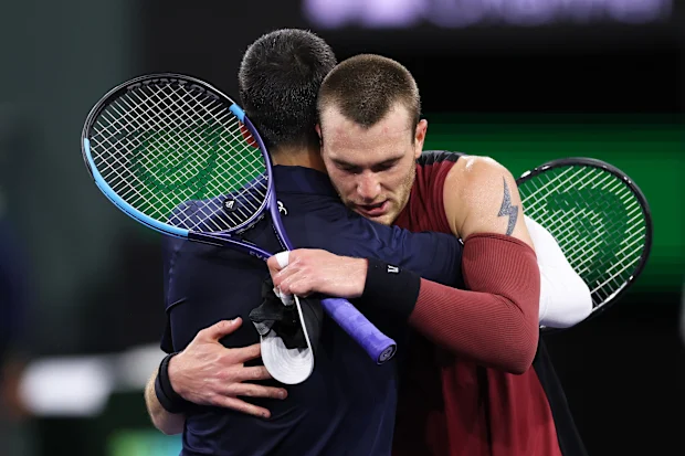INDIAN WELLS, CALIFÓRNIA - 11 DE MARÇO: Jack Draper da Grã-Bretanha aperta a mão na rede após sua vitória de três sets contra Novak Djokovic da Sérvia em sua partida da quarta rodada do BNP Paribas Open no Indian Wells Tennis Garden em 11 de março de 2026 em Indian Wells, Califórnia. (Foto de Clive Brunskill/Getty Images)