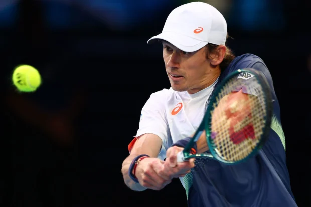 Alex de Minaur, da Austrália, joga backhand em sua partida beneficente contra Carlos Alcaraz, da Espanha.