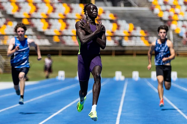 Gota Gota correndo na bateria sub-20 de 100m no campeonato de atletismo de Queensland de 2026, em Brisbane.
