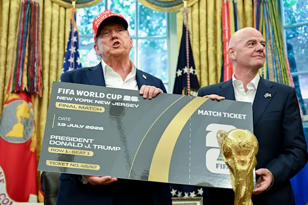 O presidente dos EUA, Donald Trump, e o presidente da FIFA, Gianni Infantino, exibem o primeiro ingresso cerimonial para a final da Copa do Mundo de 2026.
