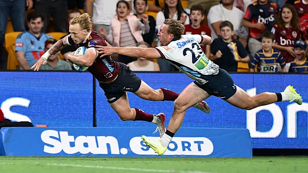 Carter Gordon, dos Reds, marca um try.