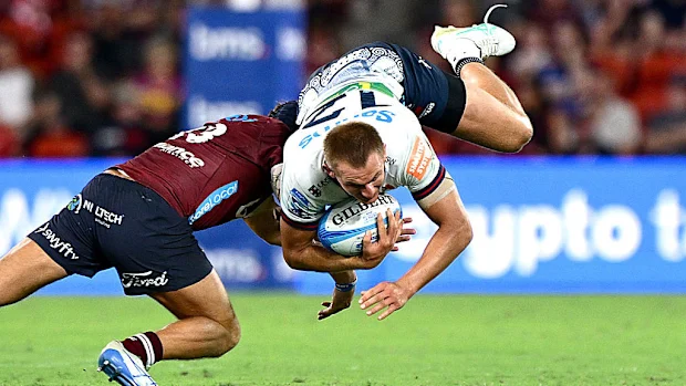 Joey Walton dos Waratahs é abordado por Josh Flook dos Reds.