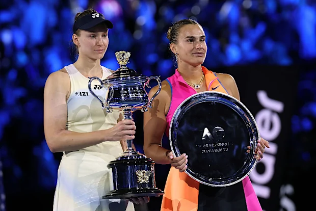 A vencedora Elena Rybakina posa com a vice-campeã Aryna Sabalenka.