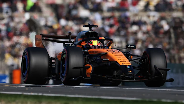 Oscar Piastri, da Austrália, dirigindo o (81) McLaren MCL40 Mercedes na pista durante a qualificação antes do Grande Prêmio de F1 da China no Circuito Internacional de Xangai em 14 de março de 2026 em Xangai, China. (Foto de Mark Thompson/Getty Images)