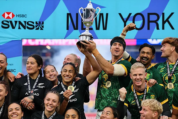 Risi Pouri-Lane da Nova Zelândia e Impi Visser da África do Sul erguem o troféu.