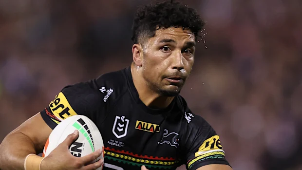Izack Tago corre a bola durante a partida final de qualificação da NRL entre Penrith Panthers e Sydney Roosters.