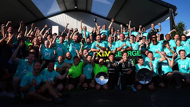O vencedor da corrida George Russell e Mercedes comemoram a vitória no domingo. 