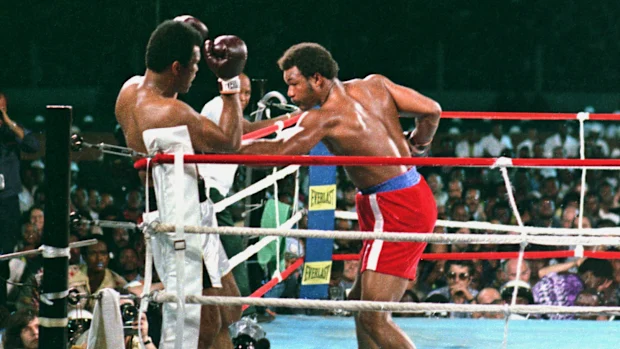 Muhammad Ali, o boxeador nas cordas, enfrentando George Foreman em 1974.