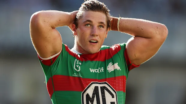 SYDNEY, AUSTRÁLIA - 22 DE MARÇO: Jamie Humphreys dos Rabbitohs observa durante a partida da terceira rodada da NRL entre Cronulla Sharks e South Sydney Rabbitohs no Sharks Stadium, em 22 de março de 2025, em Sydney, Austrália. (Foto de Matt King/Getty Images)