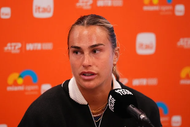 Aryna Sabalenka fala à mídia antes do Miami Open.