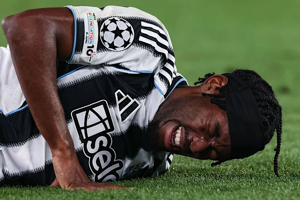 Anthony Elanga do Newcastle United cai.