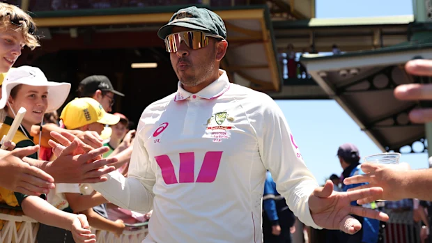 Usman Khawaja, da Austrália, dirige-se ao SCG para seu último dia de teste de críquete.