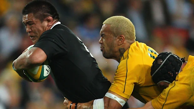 Keven Mealamu dos All Blacks é abordado por Digby Ioane e Dan Vickerman dos Wallabies.