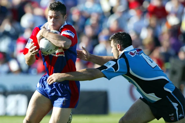 Timana Tahu em ação pelos Cavaleiros em 2002.