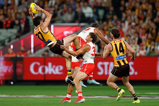 Tom Barrass marca a bola sobre Joel Amartey e Charlie Curnow.