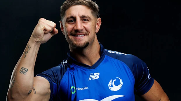 Zac Lomax posa durante uma oportunidade para a mídia após assinar com a Rugby Australia e a Western Force.