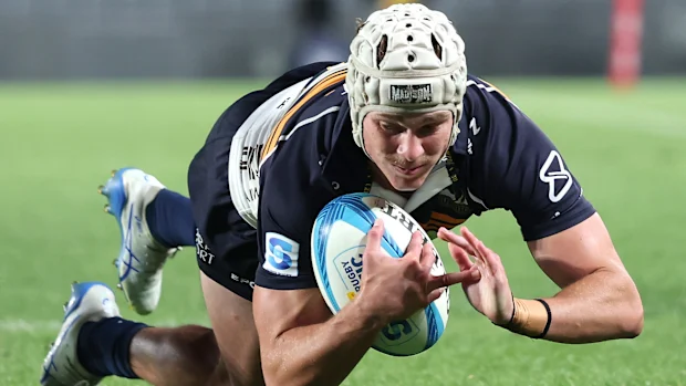 Declan Meredith dos Brumbies marca um try.