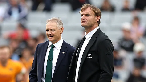 O técnico Joe Schmidt, da Austrália, conversa com o técnico Scott Robertson, da Nova Zelândia.