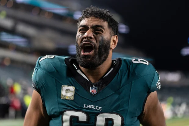 Jordan Mailata # 68 do Philadelphia Eagles reage ao sair do campo após um jogo de futebol americano da NFL contra o Washington Commanders no Lincoln Financial Field em 14 de novembro de 2024 na Filadélfia, Pensilvânia. (Foto de Michael Owens/Getty Images)