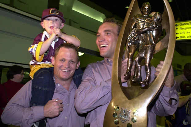 27 de agosto de 2000: Kevin Walters e Gorden Tallis do Brisbane Broncos comemoram a vitória na Grande Final da NRL contra o Sydney Roosters com os fãs do Broncos no Aeroporto de Brisbane, em Brisbane, Austrália. IMAGEM DIGITAL. Crédito obrigatório: Darren England/ALLSPORT