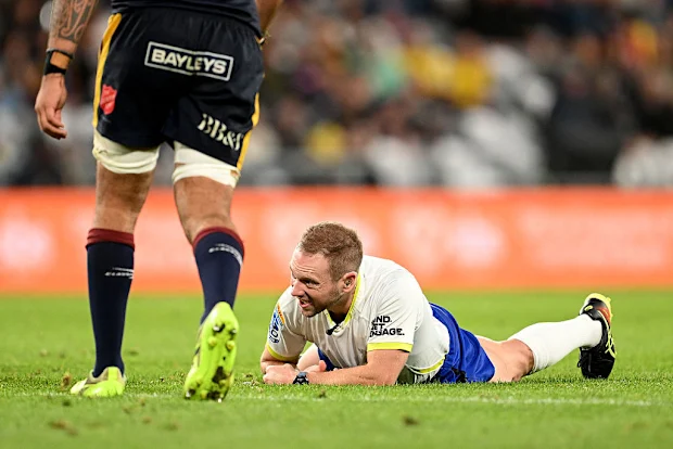 O árbitro Angus Gardner cai no chão após colidir com Hugh Renton, dos Highlanders.