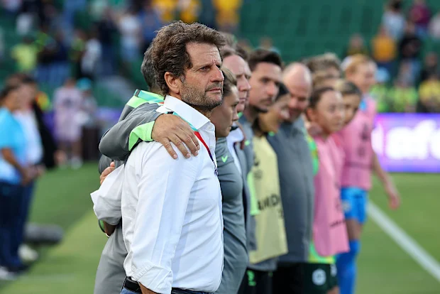 Joe Montemurro, técnico da Austrália, observa.