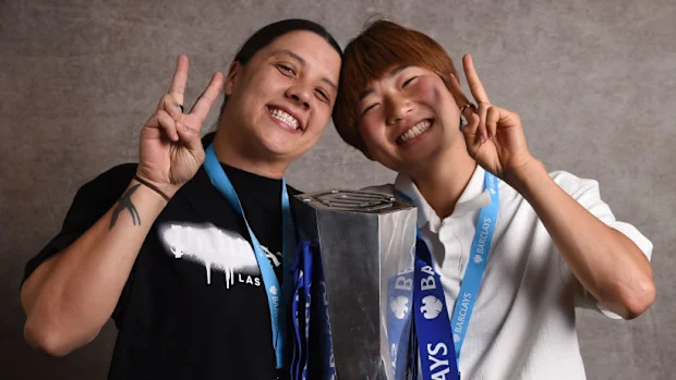 Sam Kerr e Maika Hamano com o Troféu da Superliga Feminina.