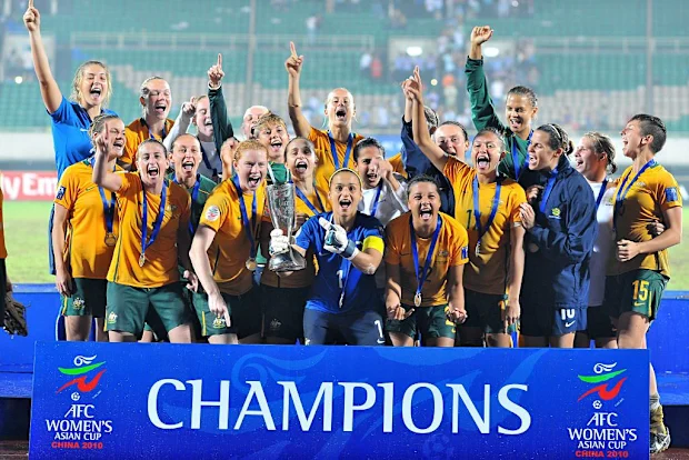 Jogadoras da Austrália comemoram com o troféu após a final da Copa Asiática Feminina da AFC entre Austrália e Coreia do Norte.