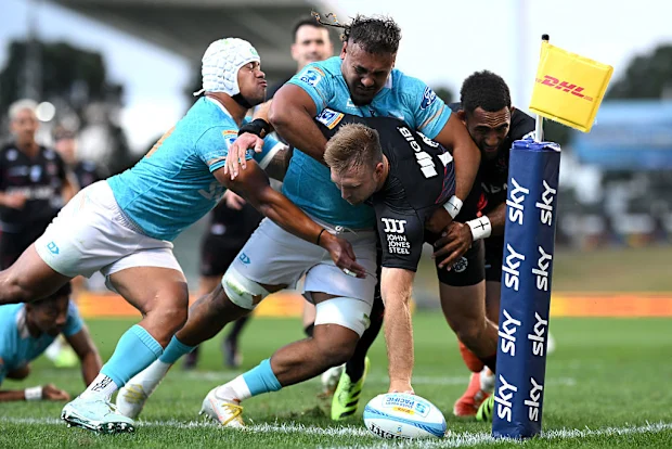 Braydon Ennor, dos Crusaders, mergulha para marcar um try.