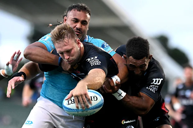 Braydon Ennor, dos Crusaders, mergulha para marcar um try.