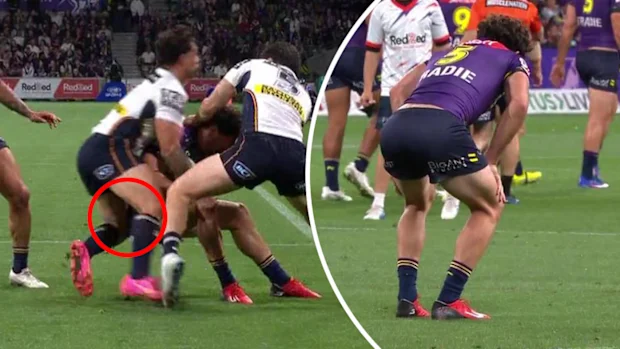 Nick Meaney acertou uma joelhada de Kotoni Staggs no quadril na primeira metade do confronto do Storm com o Broncos em Melbourne.