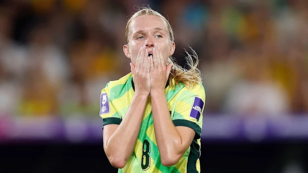 Kaitlyn Torpey, do Matildas, reage após errar um chute a gol.