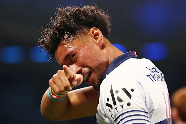 Codemeru Vai, do Blues, comemora o gol de try.