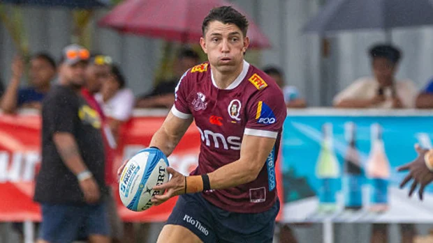 Jock Campbell, dos Reds, corre com a bola.