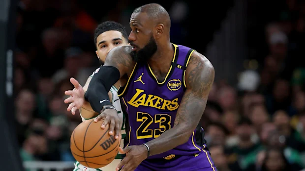 LeBron James #23 do Los Angeles Lakers passa a bola enquanto Jayson Tatum #0 do Boston Celtics defende.