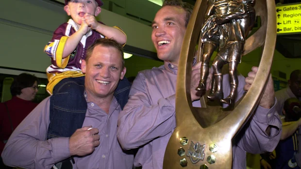 27 de agosto de 2000: Kevin Walters e Gorden Tallis do Brisbane Broncos comemoram a vitória na Grande Final da NRL contra o Sydney Roosters com os fãs do Broncos no Aeroporto de Brisbane, em Brisbane, Austrália. IMAGEM DIGITAL. Crédito obrigatório: Darren England/ALLSPORT