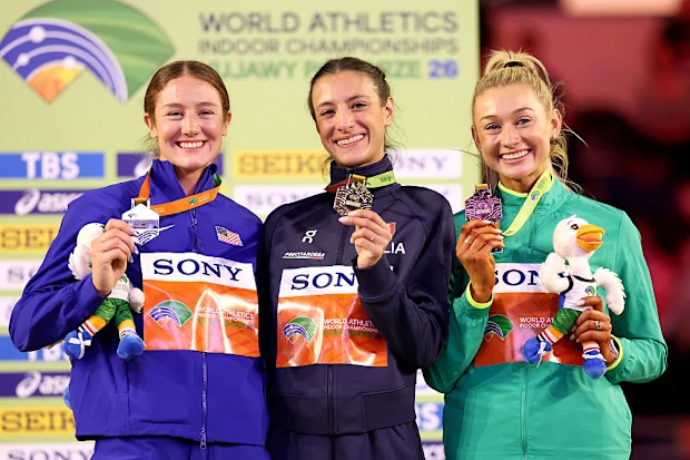 (LR) Medalha de prata Emily Mackay, medalha de ouro Nadia Battocletti e medalha de bronze Jessica Hull.