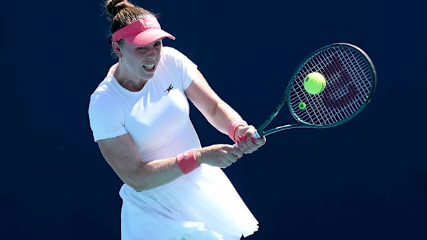 Talia Gibson, da Austrália, devolve um chute para Iva Jovic, dos Estados Unidos.