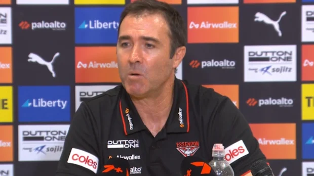 O técnico do Essendon, Brad Scott, fala após o jogo.