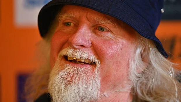 A assistente técnica Laurie Fisher durante uma entrevista coletiva na Austrália.